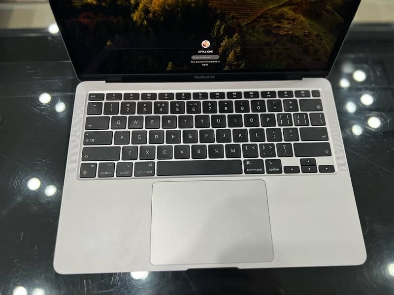 Macbook Air M1 Chip 8/512GB 5 Cycles used only 4