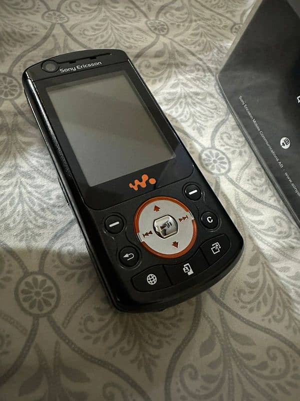 Sony Ericsson W900i 3