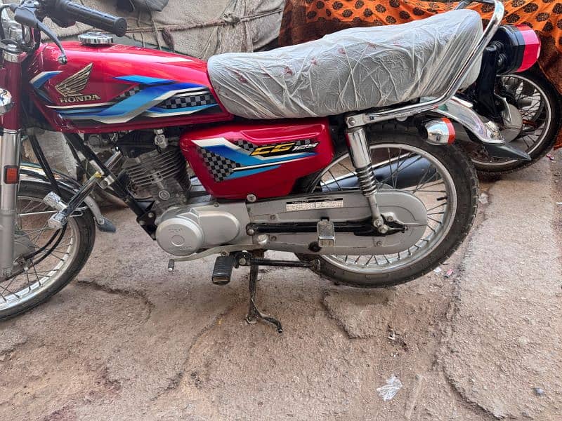 Honda 125 bike ok hai is number per contact Karen 03122865302 5