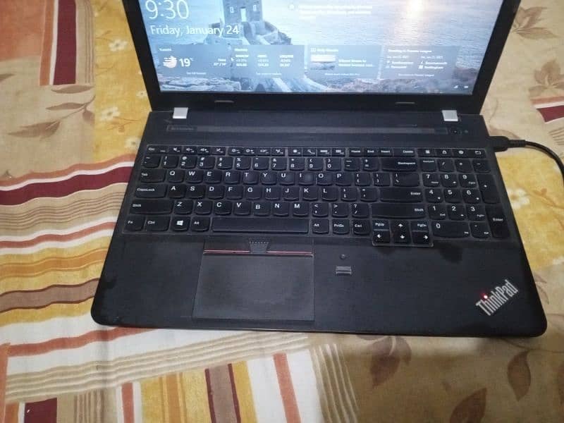 Lenovo E550 with charger 0