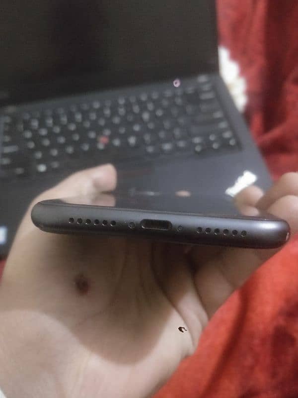 iphone 11 128gb non approve 10/8 back slightly broke 3