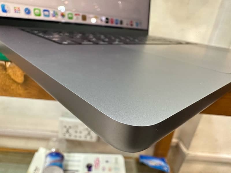 M1 pro macbook, 16 gb ,512 gb 16 inches 10/10 lush 2