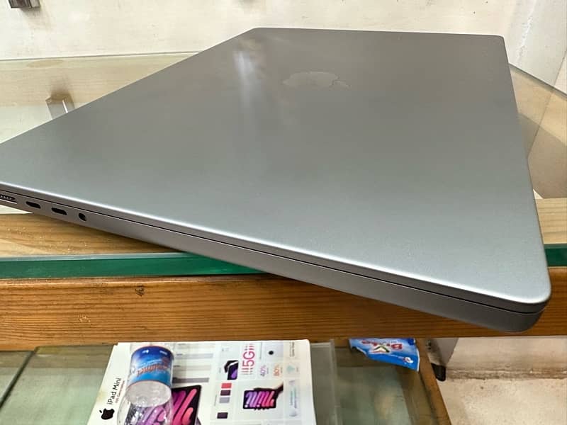 M1 pro macbook, 16 gb ,512 gb 16 inches 10/10 lush 3