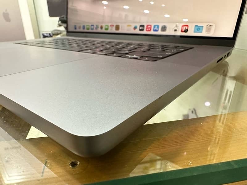 M1 pro macbook, 16 gb ,512 gb 16 inches 10/10 lush 4