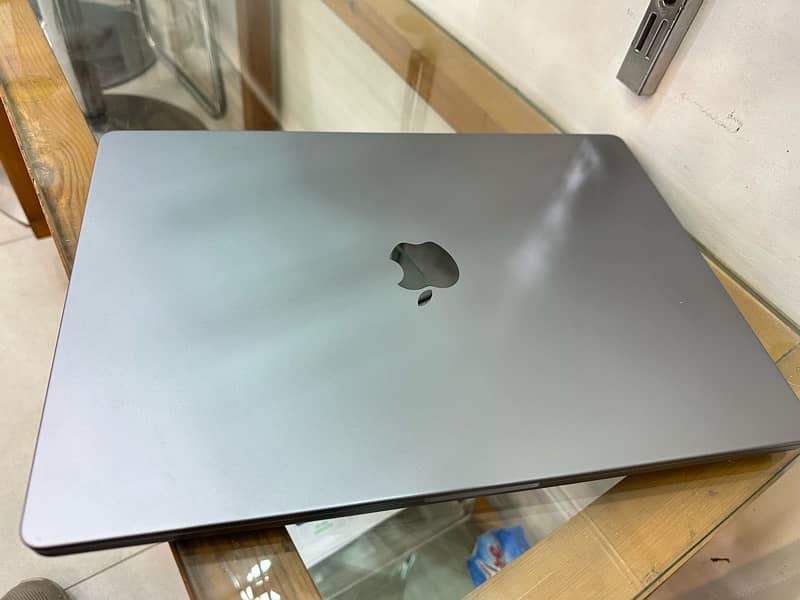 M1 pro macbook, 16 gb ,512 gb 16 inches 10/10 lush 5