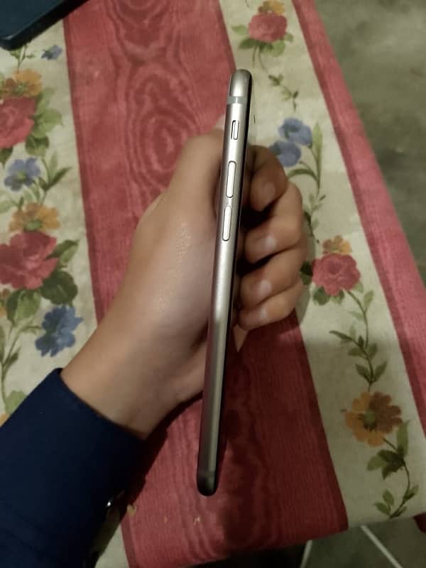 iPhone 6s 10/10 condition 2