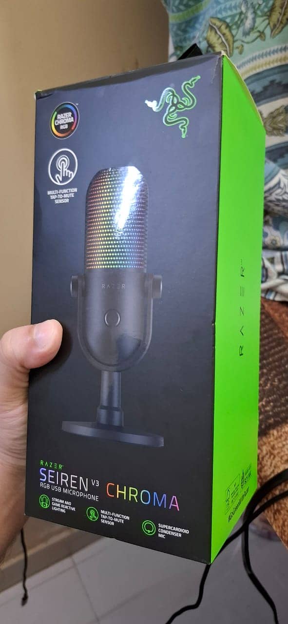 Razer SEIREN V3 Chroma RGB USB Microphone. 1