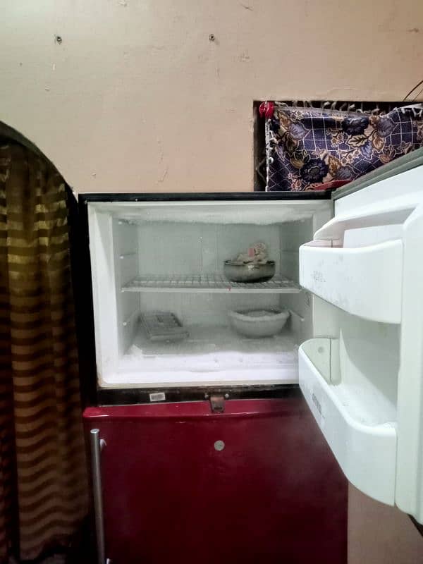 dawlance medium fridge 1