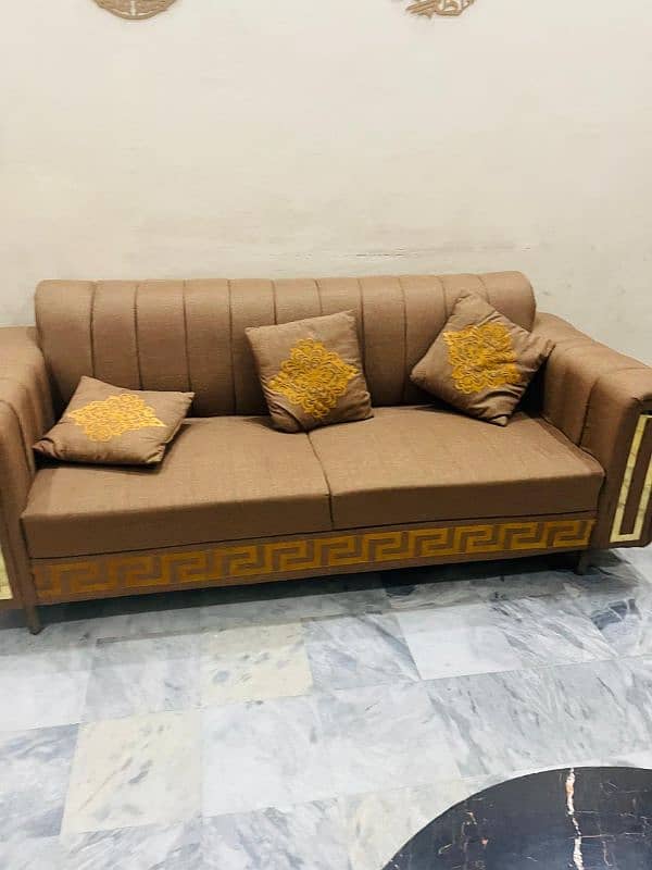 i m selling sofas in good condition 4