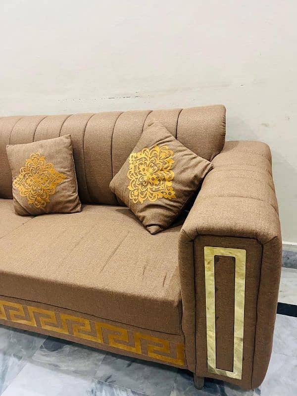 i m selling sofas in good condition 6