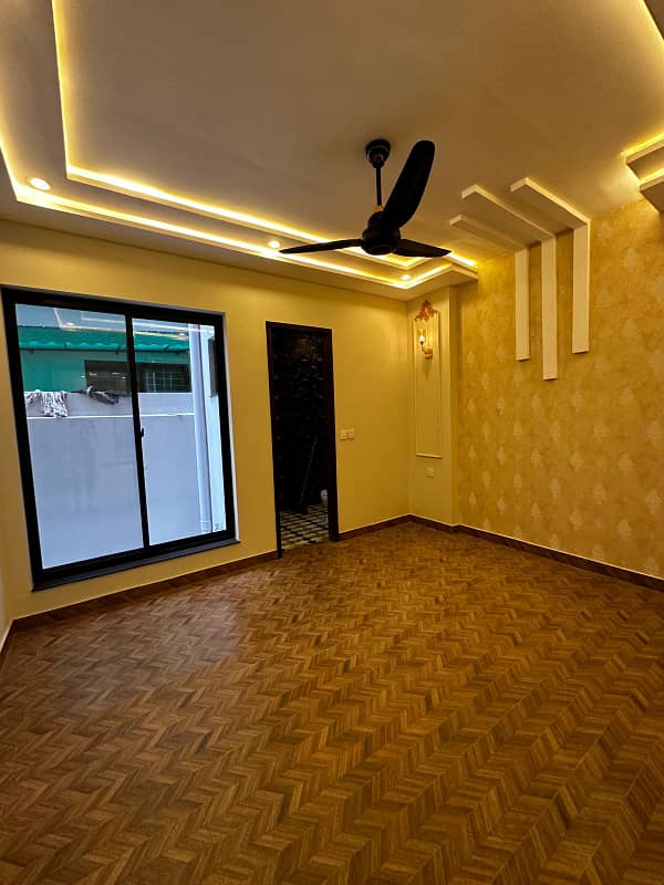 10 Marla Beautifully designed house For Rent In Park View City Lahore. 3