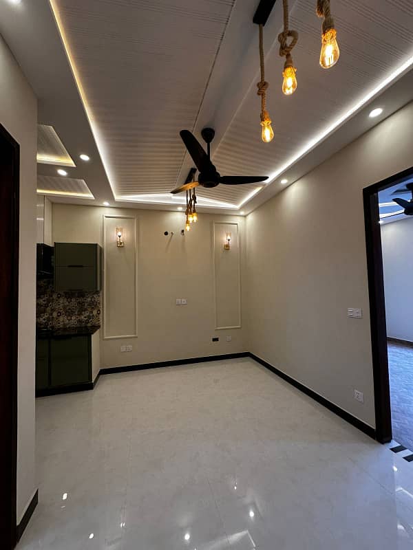 10 Marla Beautifully designed house For Rent In Park View City Lahore. 5