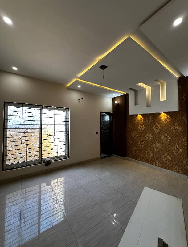 10 Marla Brand New Lower Portion For Rent In Park View City Lahore. 1