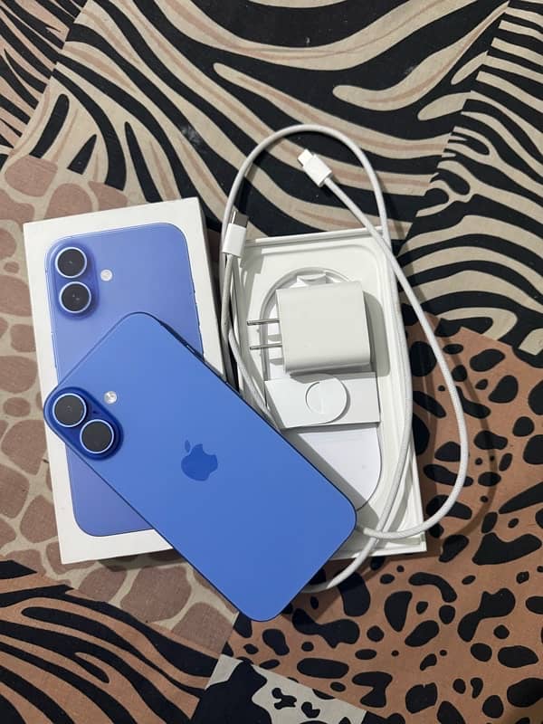 Iphone 16 blue 3