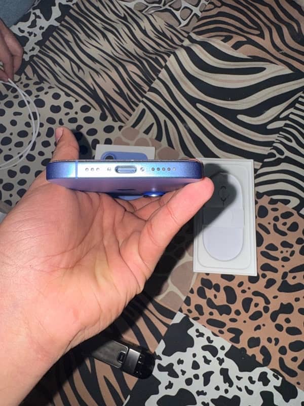 Iphone 16 blue 4