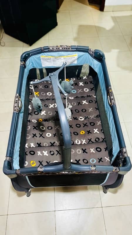 Portable baby crib/playard (9/10 condition) 2