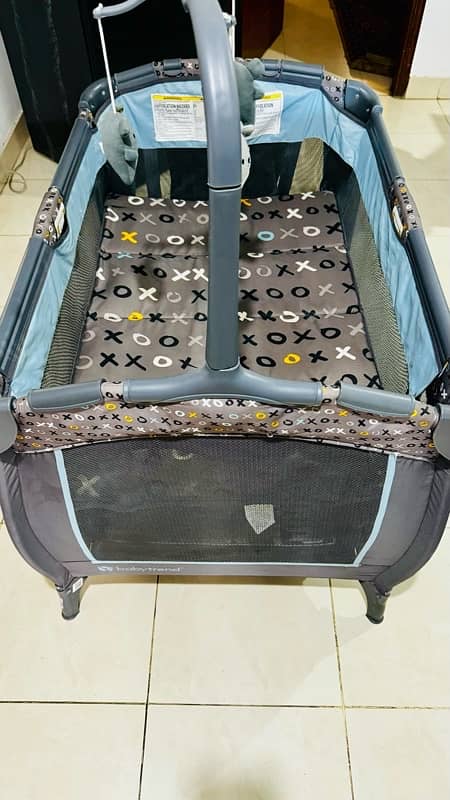 Portable baby crib/playard (9/10 condition) 5