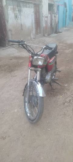 125 Honda bike. geniun condition sealed engine Karachi number