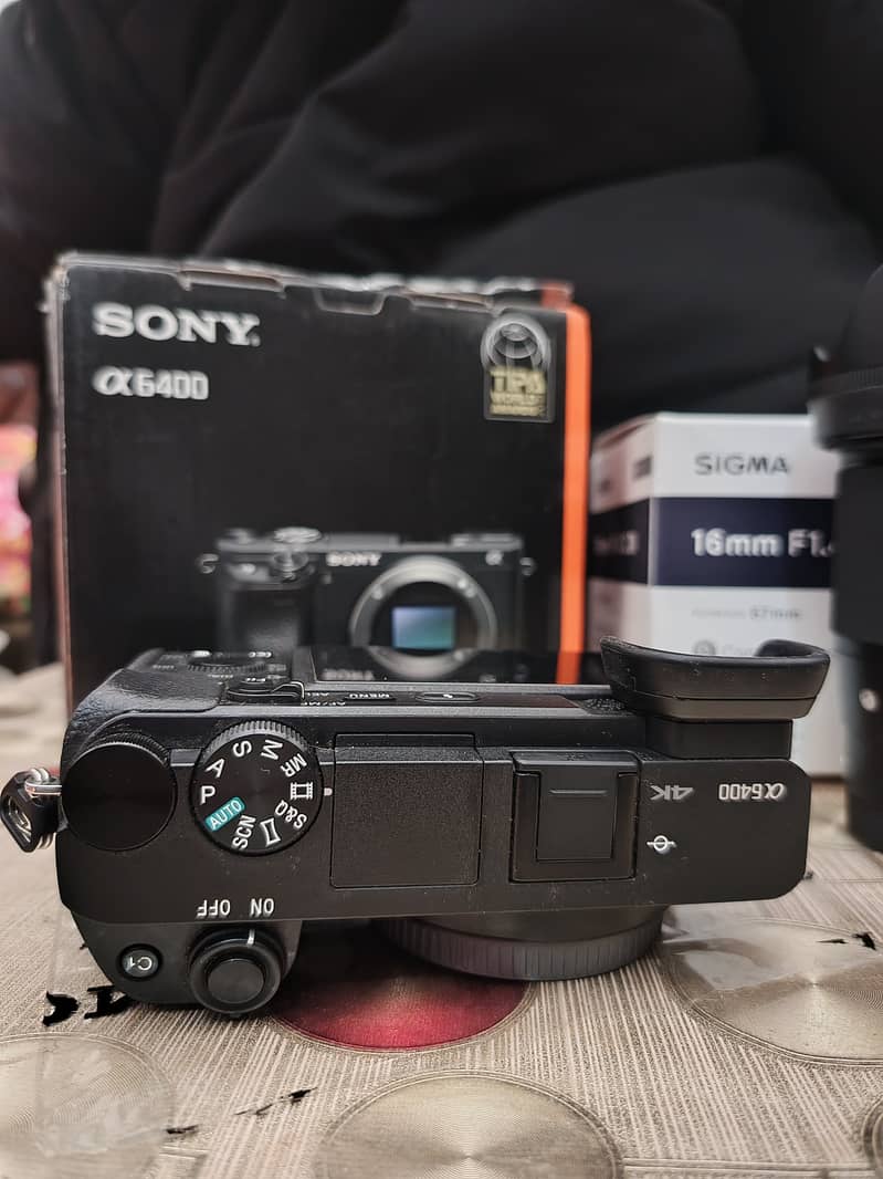 Sony alpha a6400 with sigma 16mm dg 1.4 lens 2