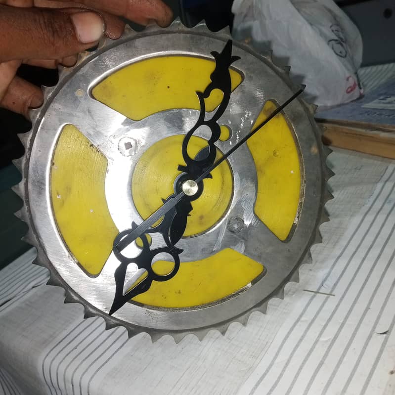 used old byck chain sprocket and convert into a beautiful wallclock 2