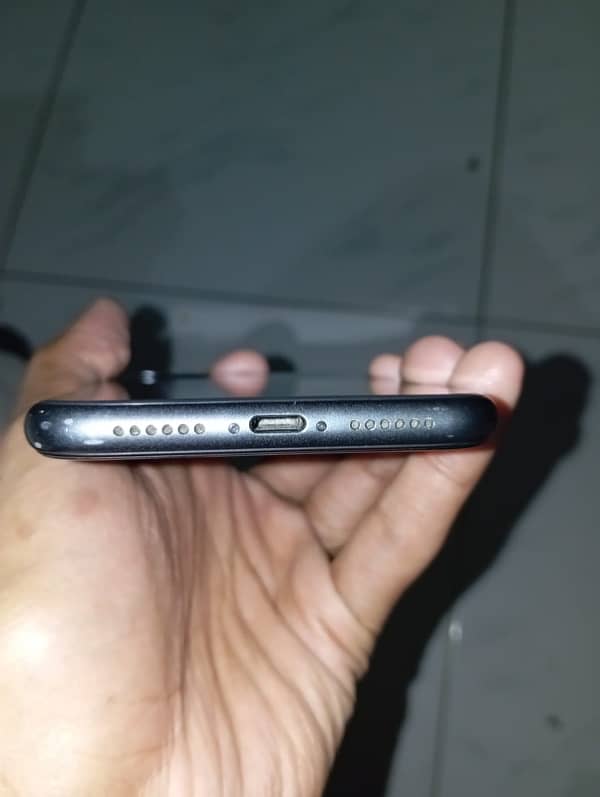 iphone 11 black color 8