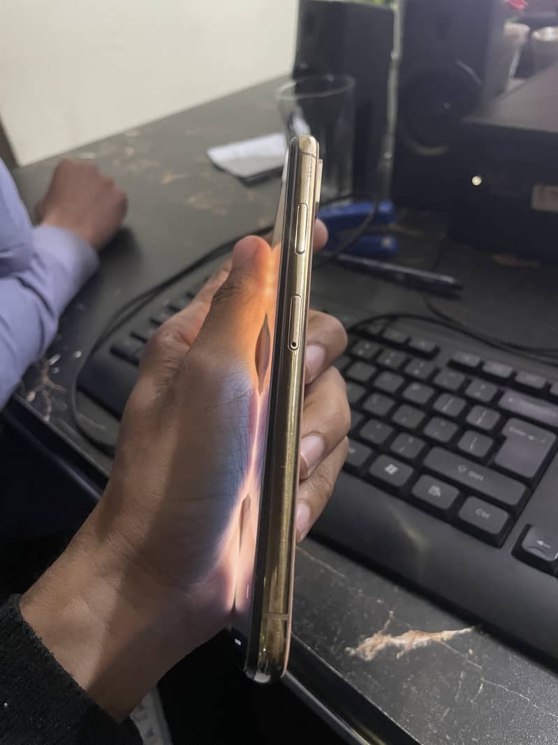 Apple iPhone XS Max 4