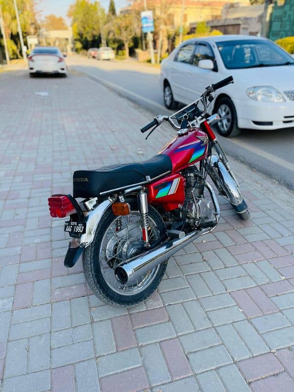 Honda 125 japanies Antique Model 1993 and same number 1993 2