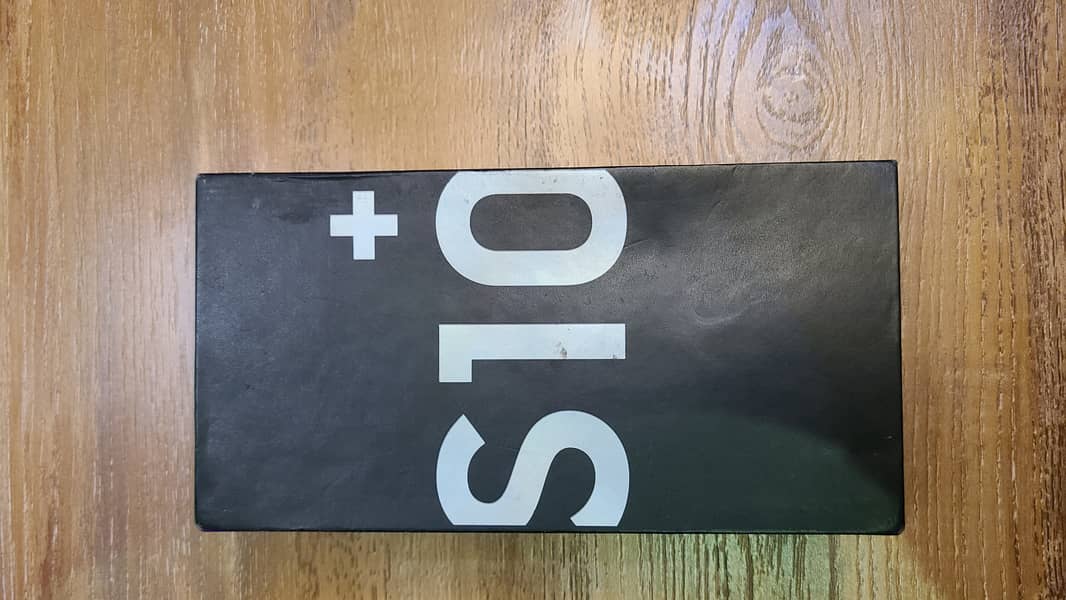 Samsung s10 plus original box, charger, handsfree 0