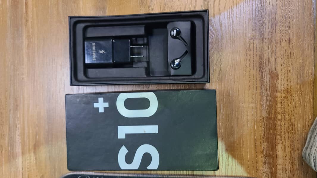 Samsung s10 plus original box, charger, handsfree 1