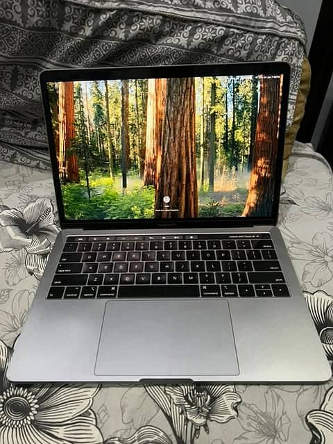 Macbook pro 2018 touch bar with box 0