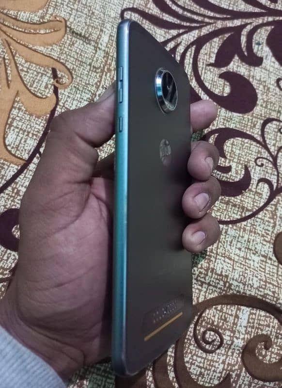 moto Z2 play 4