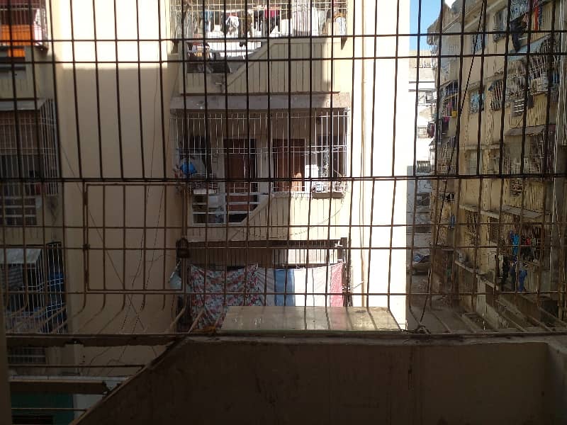 Near to Park 650 Square Feet Flat For sale In Karachi 4