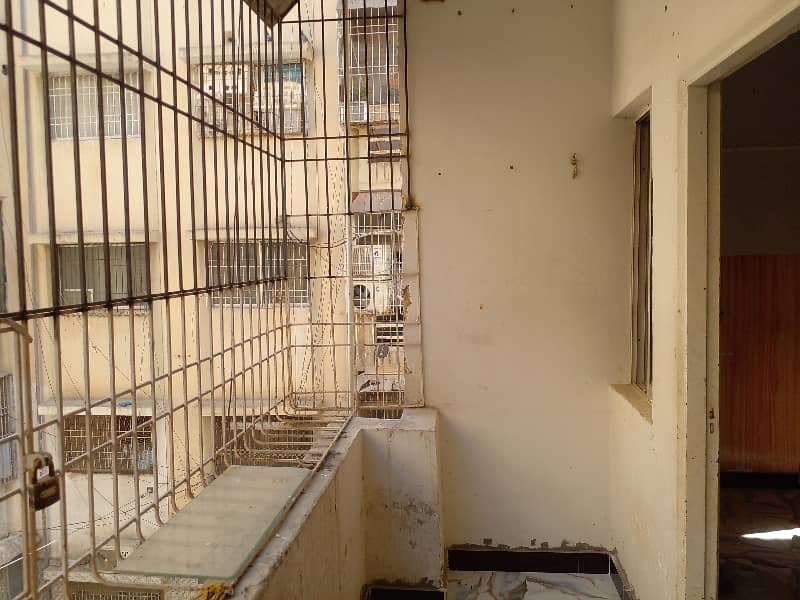 Near to Park 650 Square Feet Flat For sale In Karachi 5