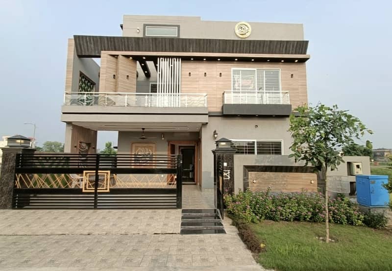 Lavish Beautiful Double Story House Available For Sale Reasonable Price in J Block Aljalil Garden 0