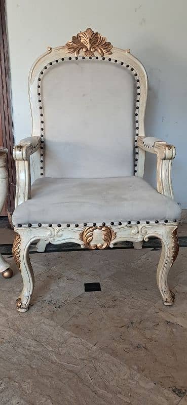 coffee table with two chairs 0