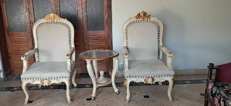 coffee table with two chairs 4