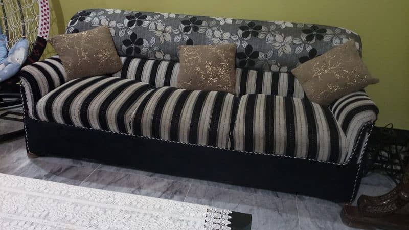 selling 5 seater sofa with table 0