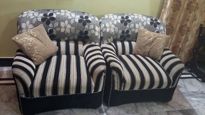 selling 5 seater sofa with table 2