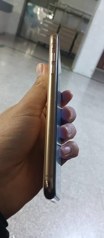 IPhone 11 Pro Max Golden Colour 1