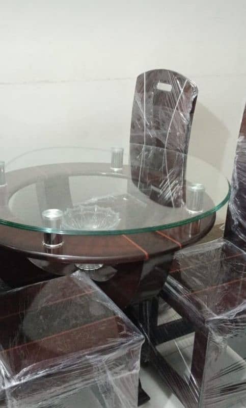 brand new dining table with 4 chairs. untouch 5