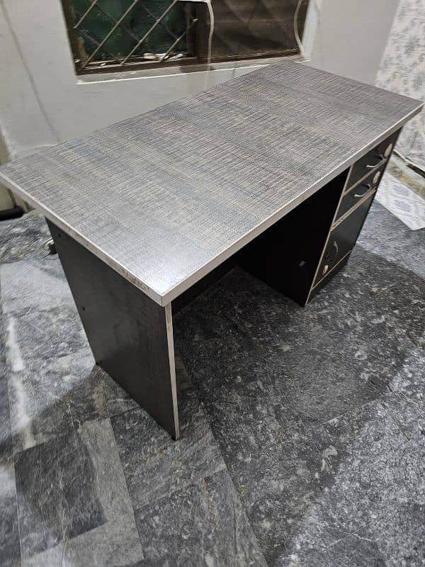 Computer Table for Sale Very Good Condition 2