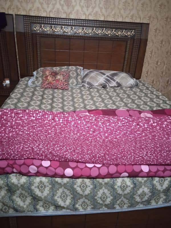 double bed best condition with 2 side tables 2