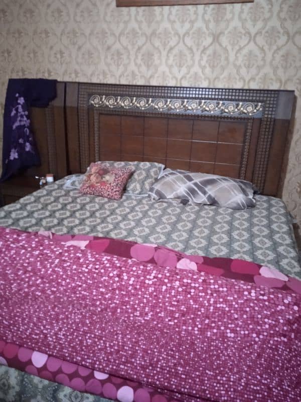 double bed best condition with 2 side tables 3