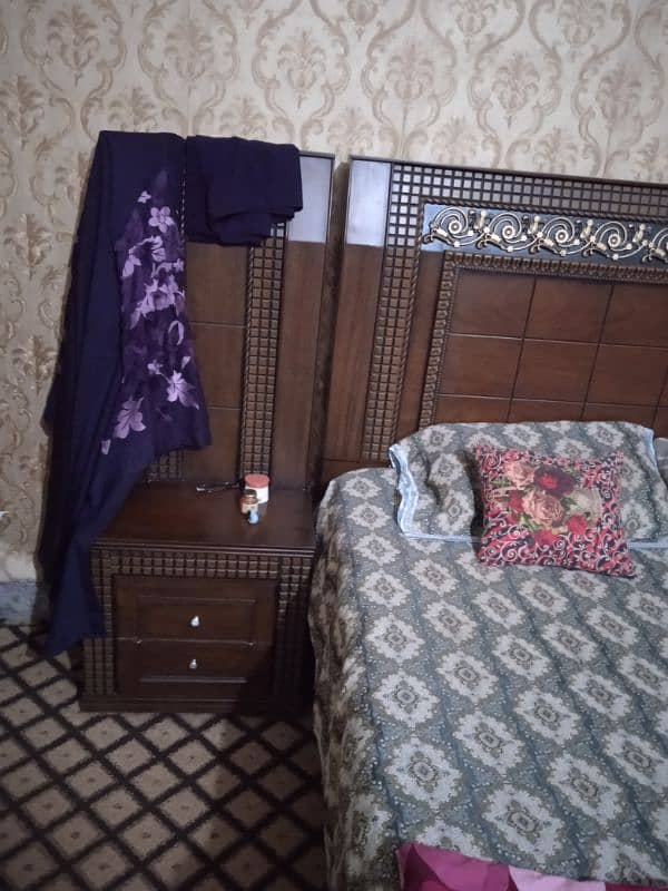 double bed best condition with 2 side tables 5