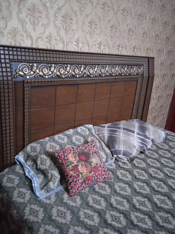 double bed best condition with 2 side tables 6