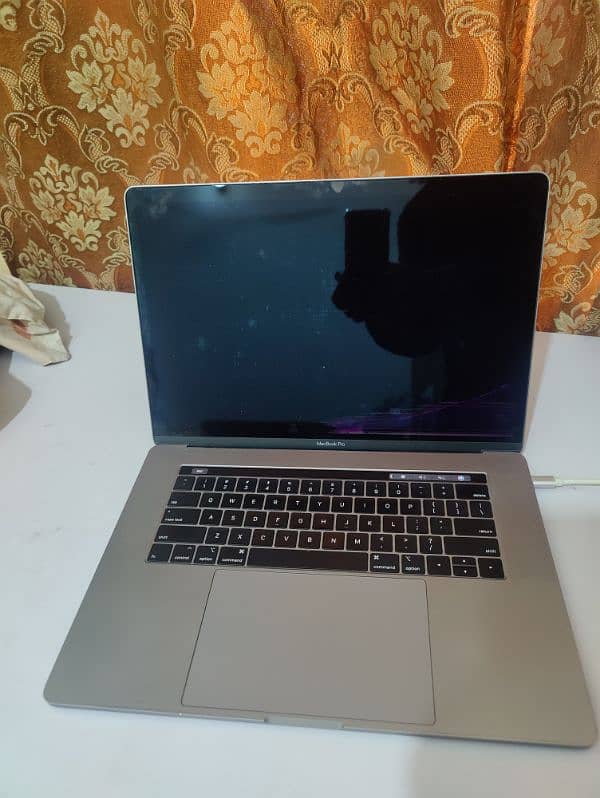 MacBook pro 15 inch 2018 i7 16 gb, 4 gb dedicated card screen cracked 3