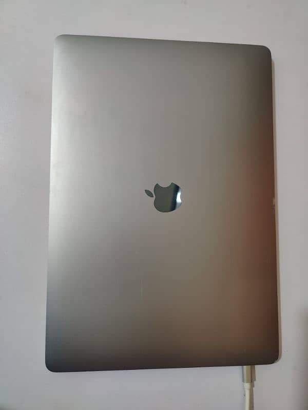 MacBook pro 15 inch 2018 i7 16 gb, 4 gb dedicated card screen cracked 4