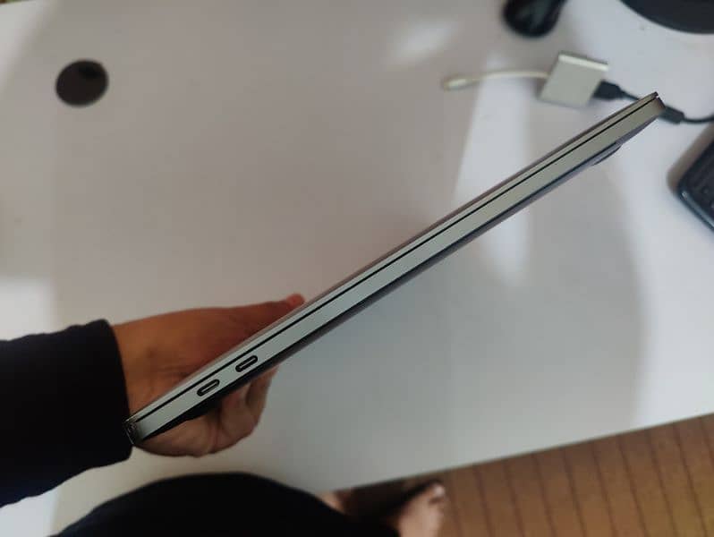 MacBook pro 15 inch 2018 i7 16 gb, 4 gb dedicated card screen cracked 8