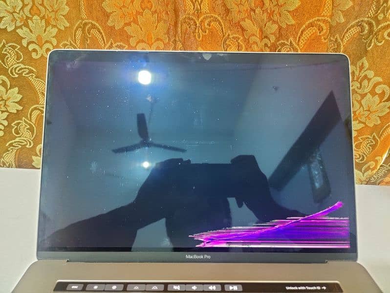 MacBook pro 15 inch 2018 i7 16 gb, 4 gb dedicated card screen cracked 10