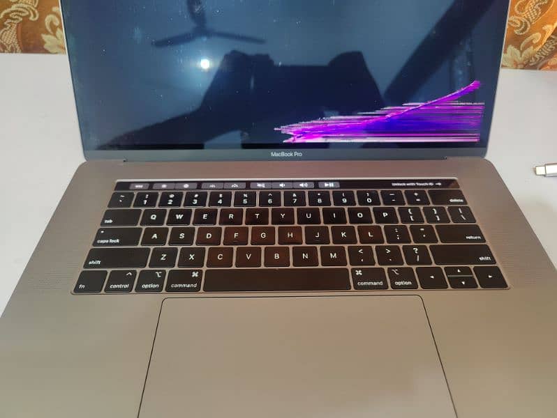 MacBook pro 15 inch 2018 i7 16 gb, 4 gb dedicated card screen cracked 11